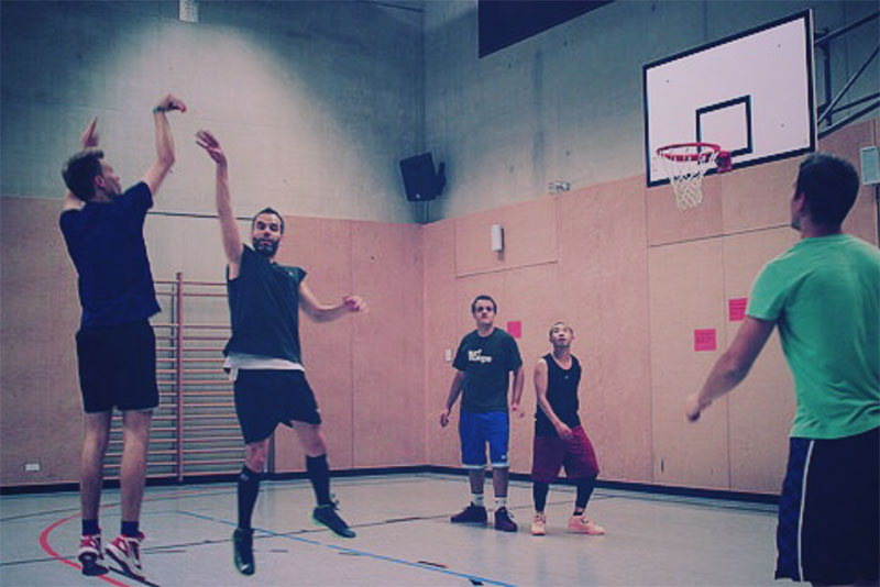 Hobby-Basketball mit den Arbeitskolleg*innen